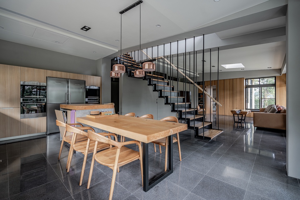 一樓客餐廳空間彼此交流穿透 Taiwan Hsinchu Private House 新竹私人住宅 重簷之家／上滕聯合建築師事務所