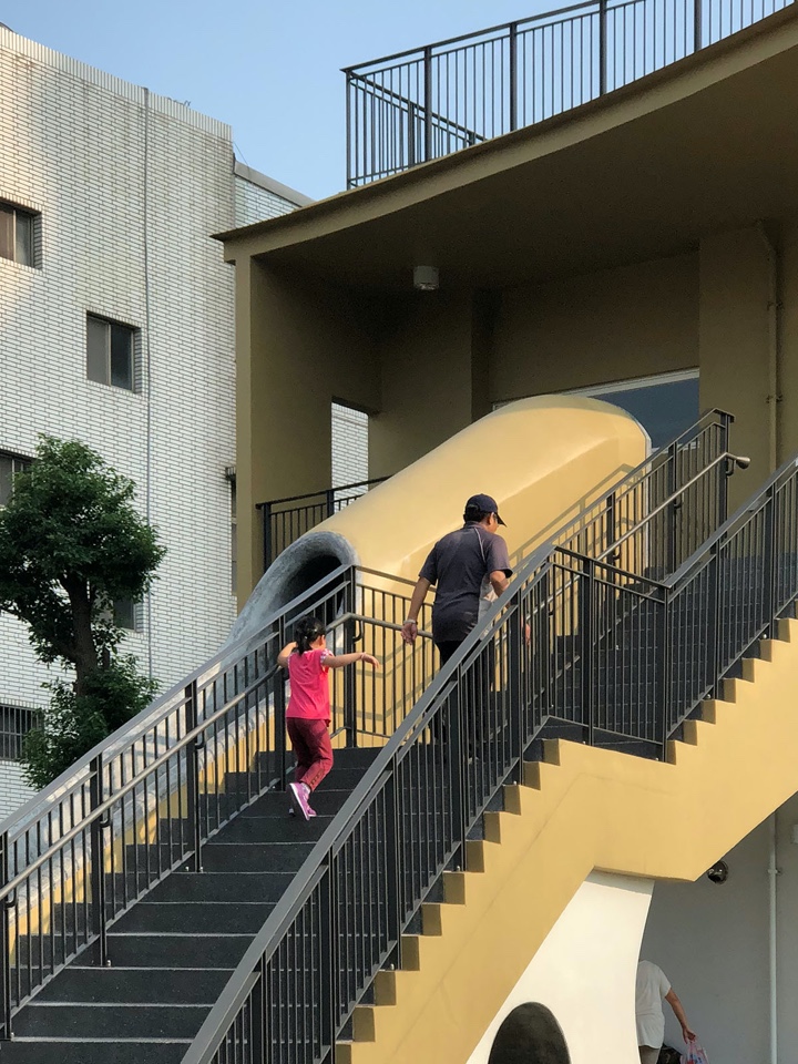 二樓的社區活動教室可由北側大樓梯直接上下