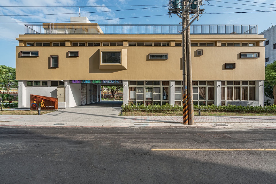 南側立面留設大小不同的造型窗,一樓穿廊串連街道與公園廣場,成為新入口 桃園高城社區活動中心/上滕聯合建築師事務所