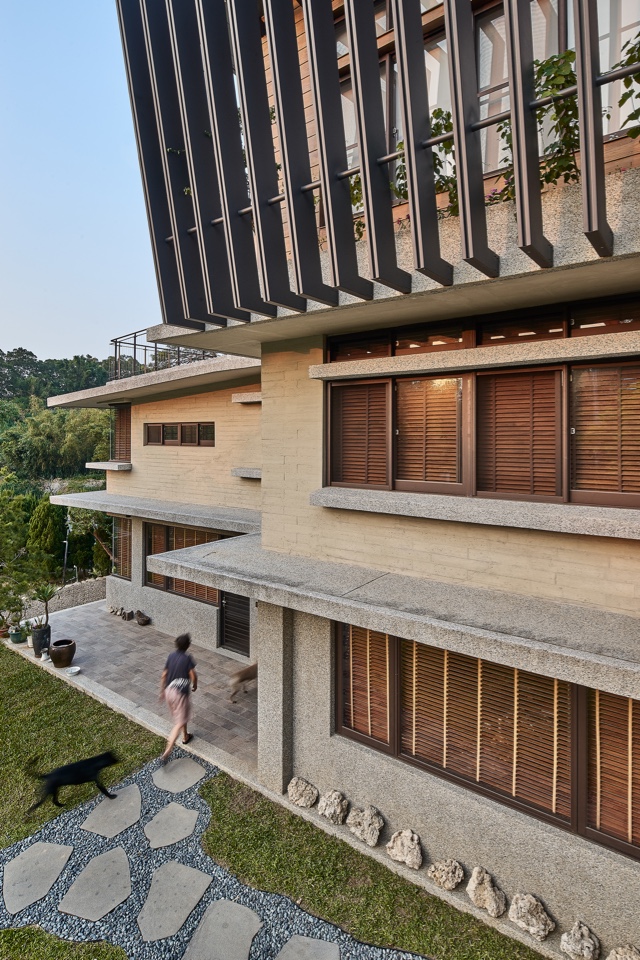 活動平台及簷廊圍繞著空間周邊串連起全棟建築，新竹私人住宅 山居·三居／上滕聯合建築師事務所