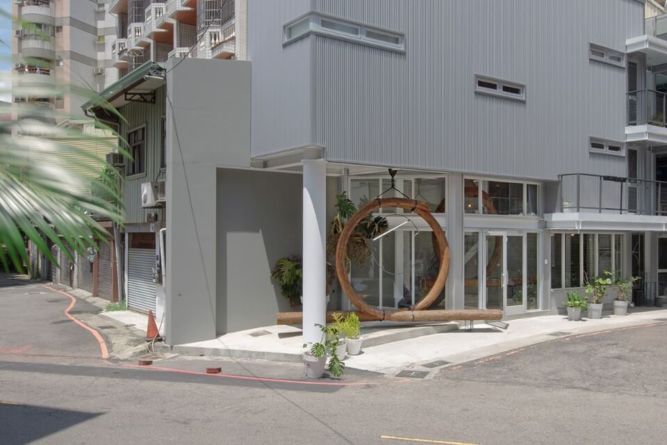 中興工廠α σ 在城市街角彎了兩棵森林樹，請坐、請進／曲墨建築師事務所