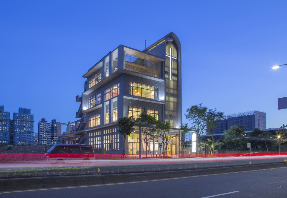 夜間透光效果 雙連新莊社會福利中心／JJPAN 潘冀聯合建築師事務所