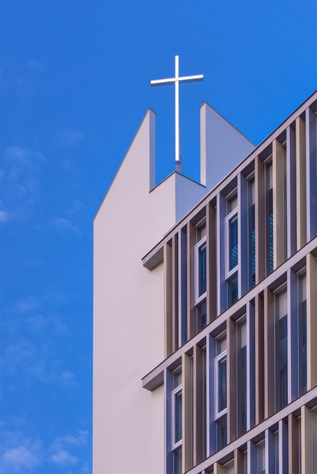 正立面屋頂十字架以鐵件支撐，呈現騰空狀態 豐原行道會／張景堯聯合建築師事務所