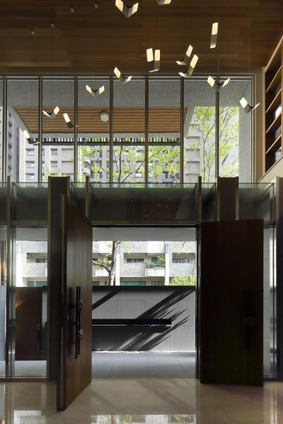 大廳;攝影:賴建作,高雄家族式集合住宅House O/張景堯建築師事務所