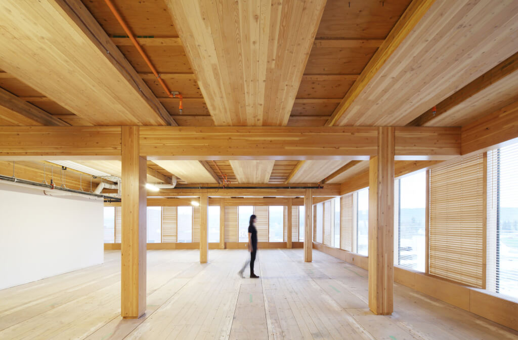 空間無須室內裝潢就呈現木頭本質的美感，加拿大木材創新設計中心Canada Wood Innovation and Design Centre／Michael Green Architecture