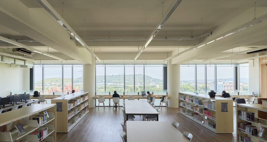 可以對著大片落地窗外的自然風光享受閱讀 Tachung Public Library 台中公共圖書館外埔分館擴建工程／蔡顯恭建築師事務所 大秝設計 TALI DESIGN