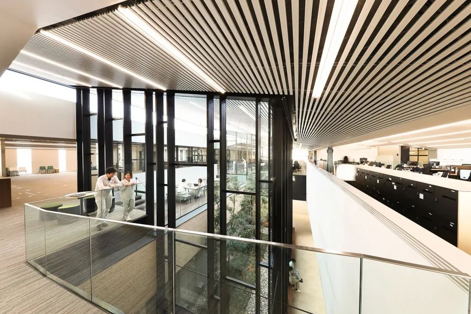 牆壁和玻璃扶手，不同高度的空間之間形成視覺連接 龜甲萬中央研究所／株式會社日建設計