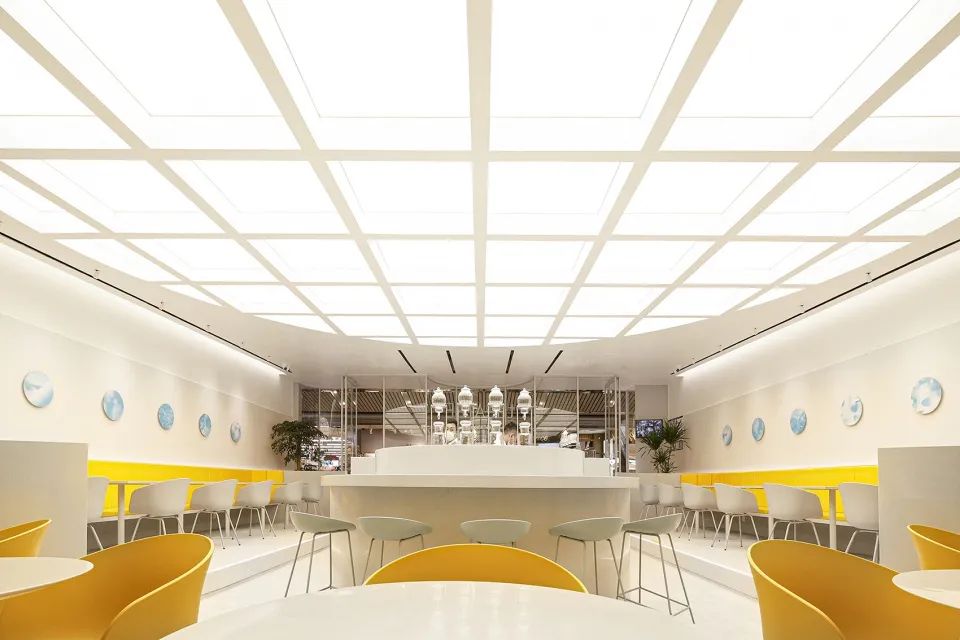 由座位區望向中央吧檯 北京三里屯 théATRE茶聚場太古里店 甜點店室內設計/RAMOPRIMO