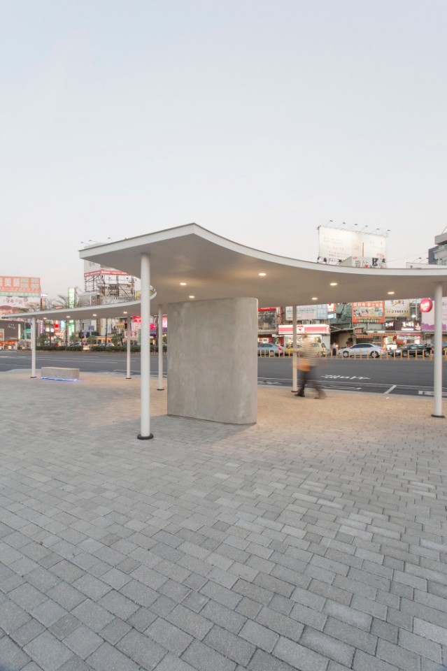 水平線下的穿越空間 嘉義火車站前廣場改造／沈庭增