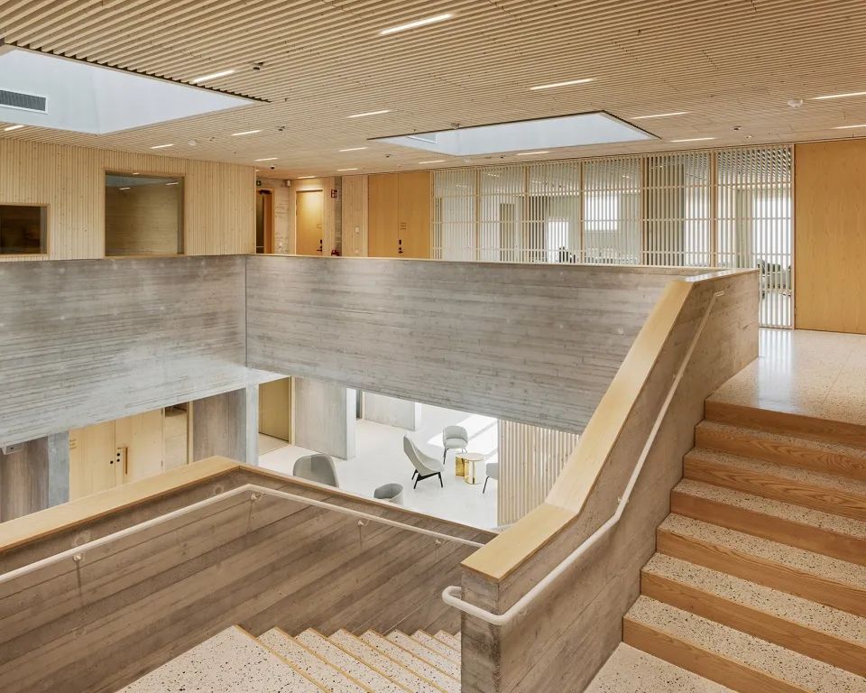 二樓走廊和多功能空間 赫爾辛基教堂與集合住宅 Helsinki Tikkurila Church and Housing／OOPEAA