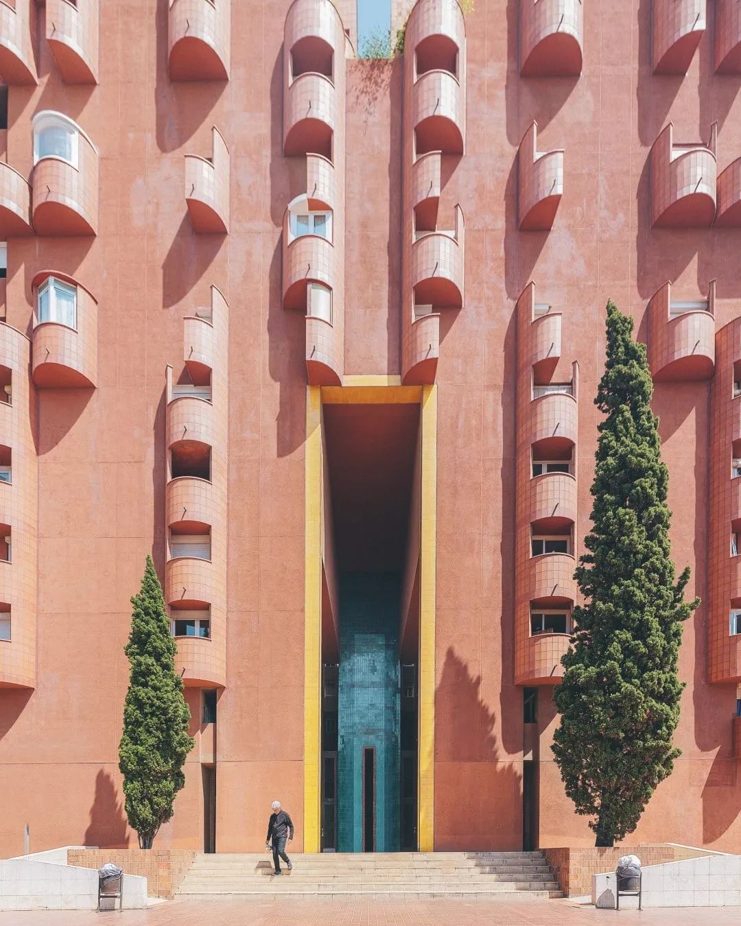 里卡多 • 波菲（Ricardo Bofill）的代表作《紅牆（Red Wall）》