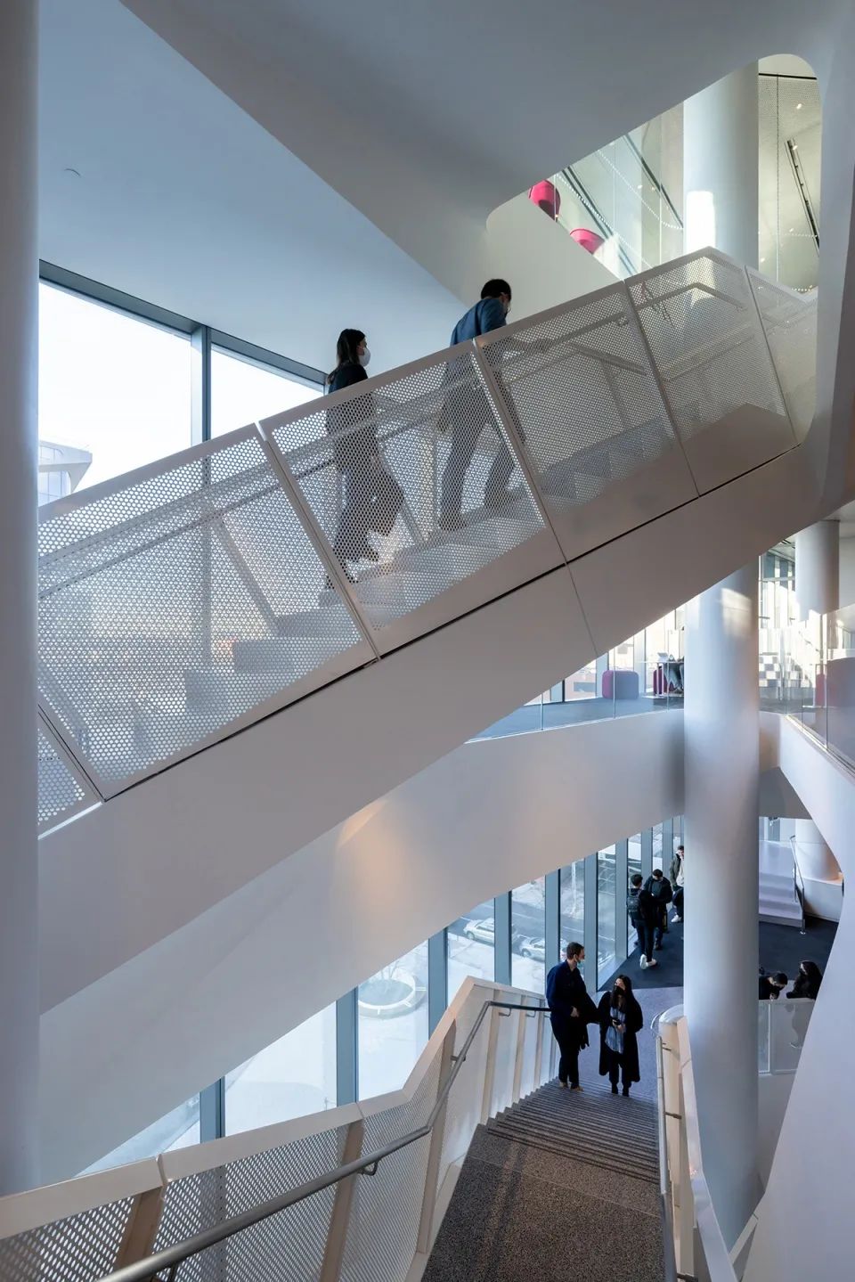 從5樓望向David Geffen Hall大樓交通網路 哥倫比亞大學商學院Columbia Business School／Diller Scofidio + Renfro & FXCollaborative