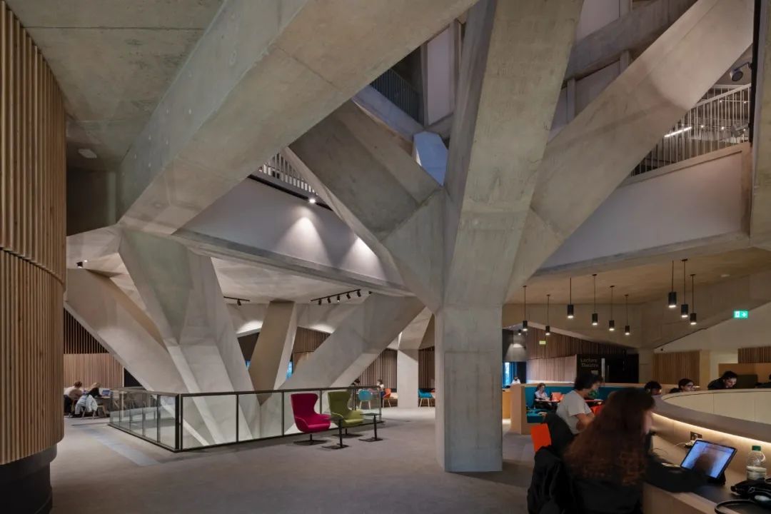 在地面層的這些樹狀結構下,Grafton Architects為學校創造了新的社交空間「大會堂」,作為有頂蓋的公共廣場