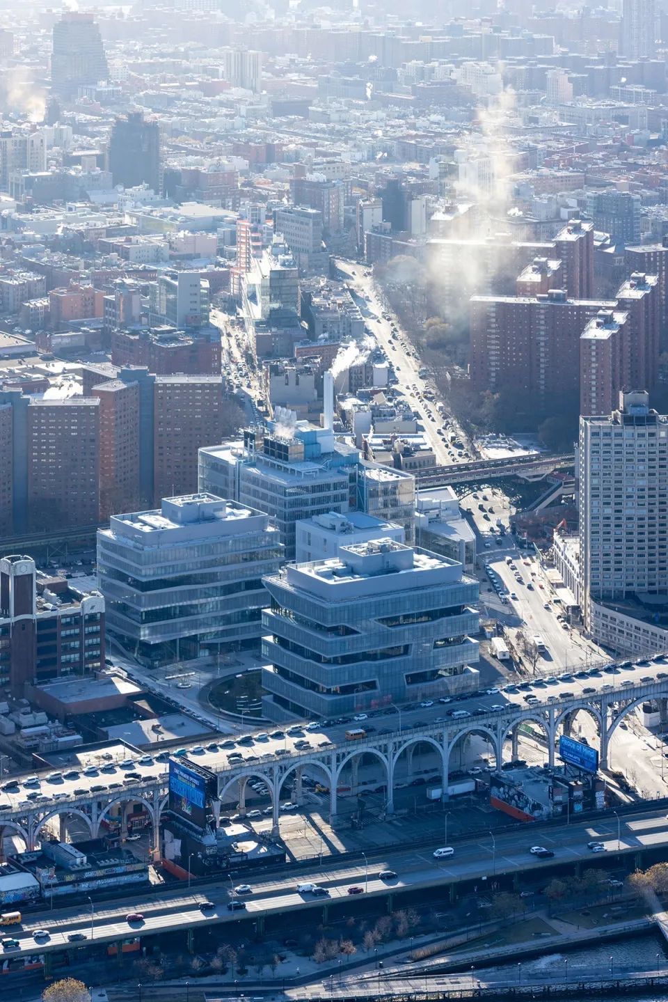 從哈德遜河俯瞰紐約曼哈頓維爾校區，從左至右：David Geffen Hall大樓、Henry R Kravis Hall大樓