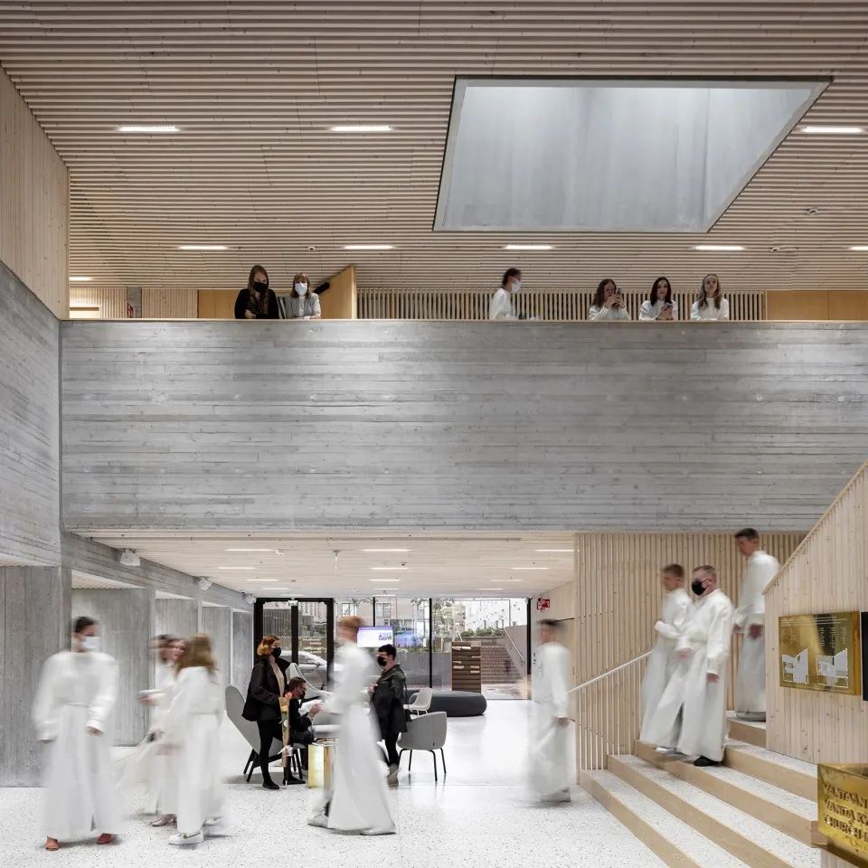 教堂為人們提供集會空間 赫爾辛基教堂與集合住宅 Helsinki Tikkurila Church and Housing/OOPEAA