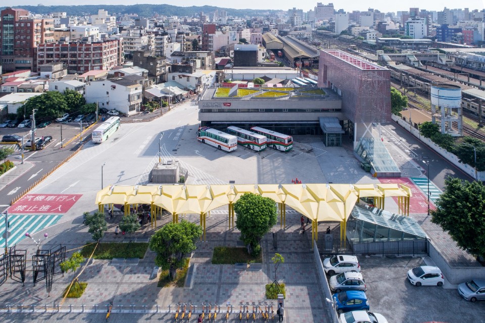 新竹轉運站風雨走廊與周圍環境