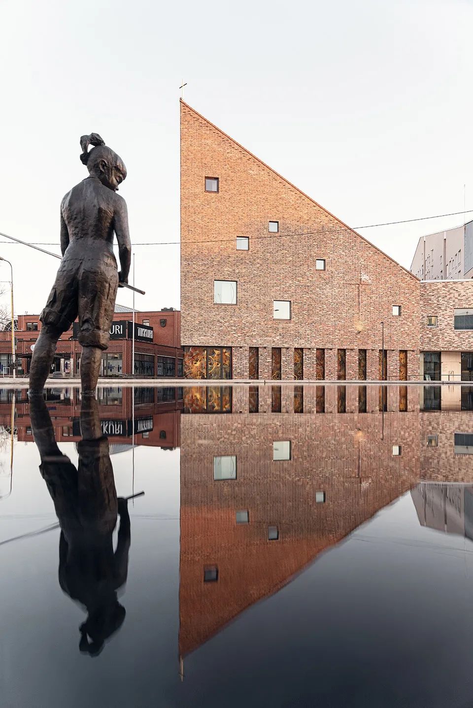 教堂外觀 赫爾辛基教堂與集合住宅 Helsinki Tikkurila Church and Housing/OOPEAA
