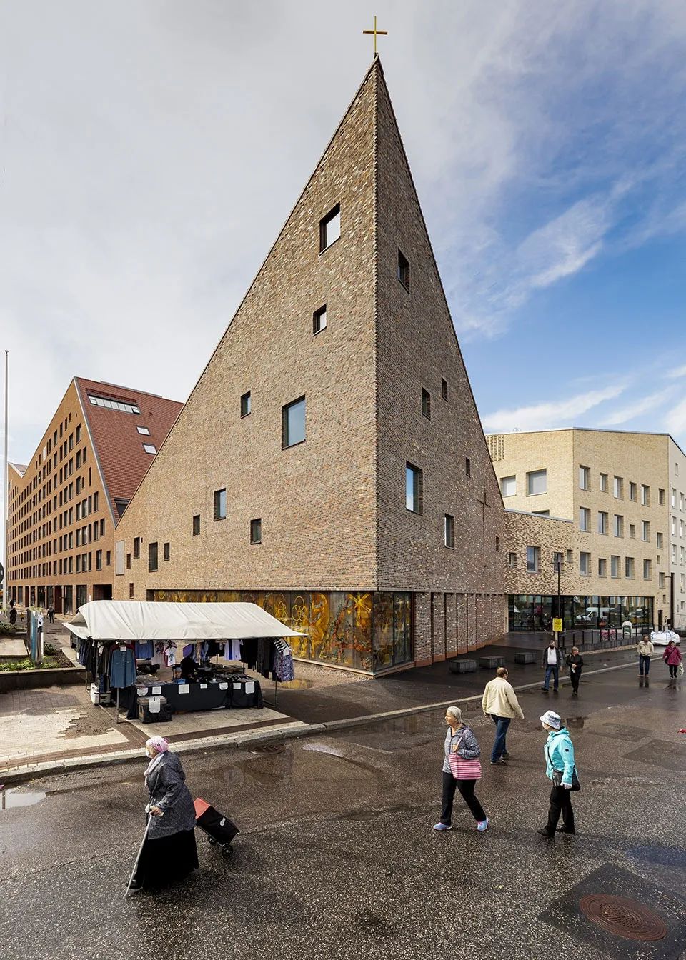 富有雕塑感的建築外觀 赫爾辛基教堂與集合住宅 Helsinki Tikkurila Church and Housing/OOPEAA