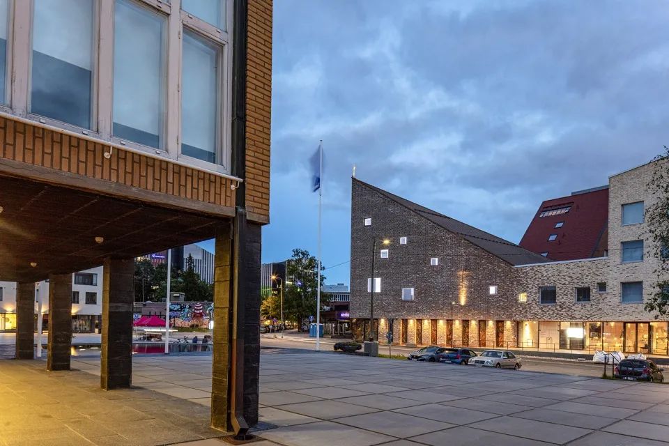 從市政廳望向教堂和住宅 赫爾辛基教堂與集合住宅 Helsinki Tikkurila Church and Housing/OOPEAA