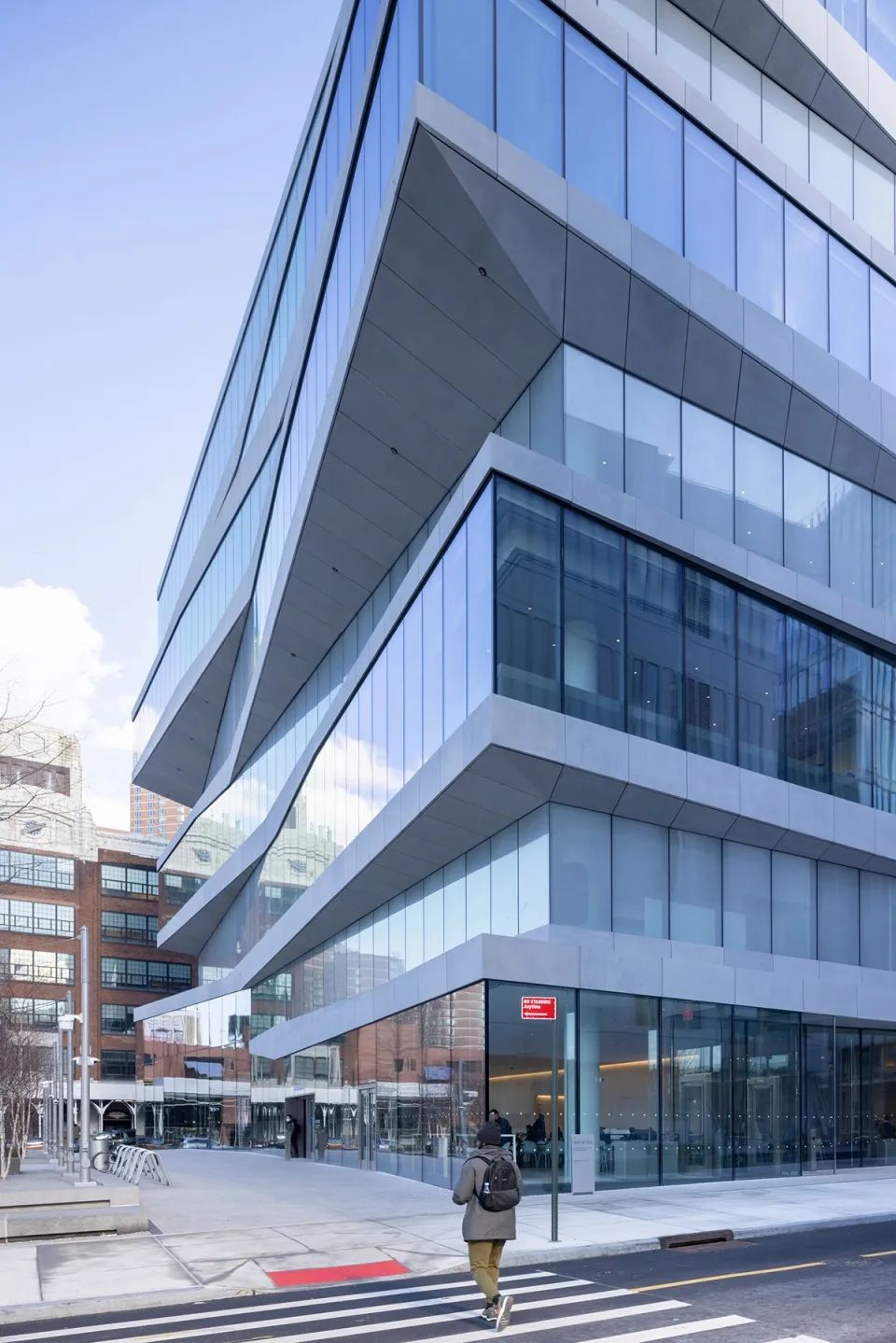 從校園主要動線望向David Geffen Hall大樓 哥倫比亞大學商學院Columbia Business School/Diller Scofidio + Renfro & FXCollaborative
