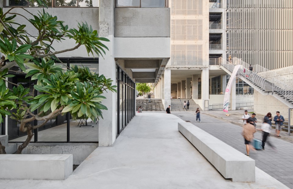 東側平台 實踐大學B棟建築改造／沈庭增