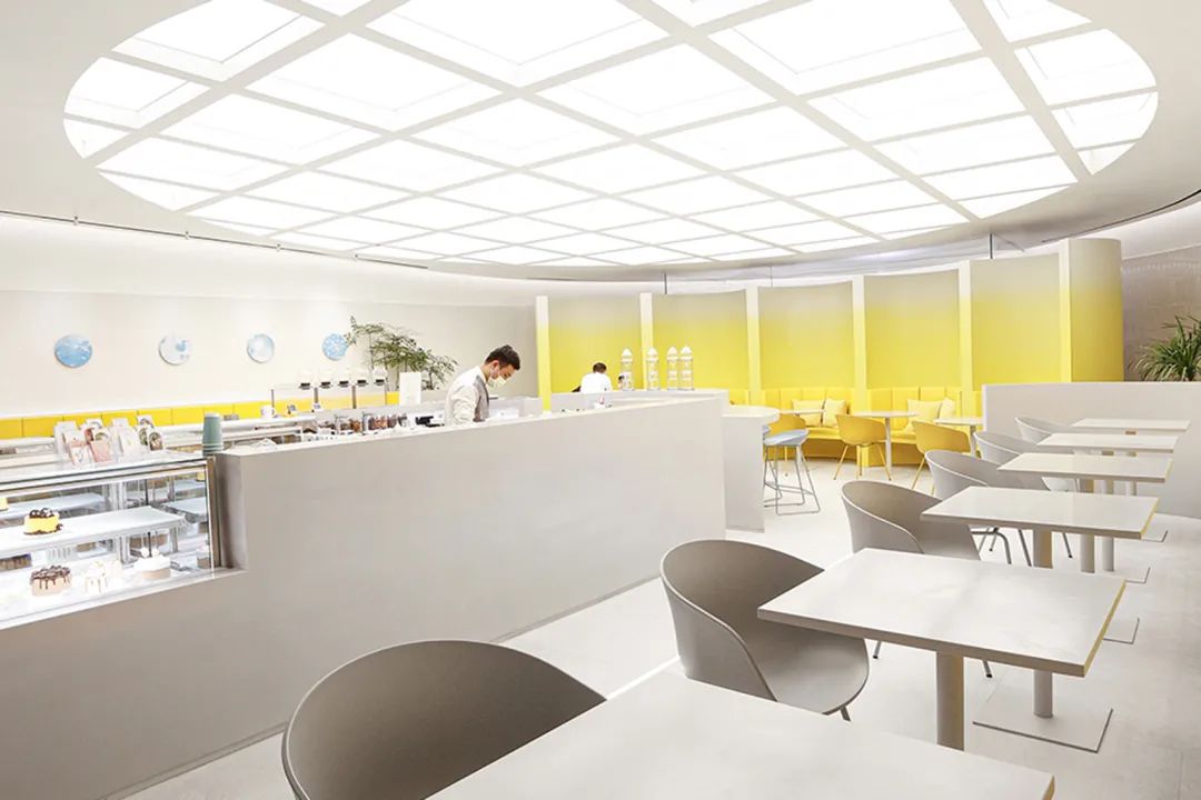 吧檯與座位區空間緊密 北京三里屯 théATRE茶聚場太古里店 甜點店室內設計/RAMOPRIMO