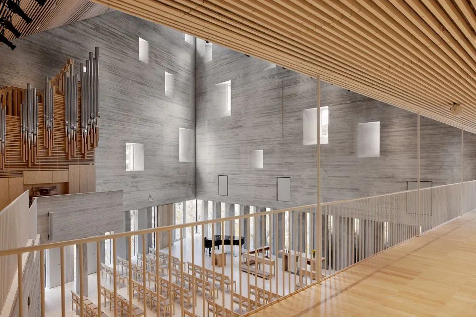 從走廊望向主廳 赫爾辛基教堂與集合住宅 Helsinki Tikkurila Church and Housing／OOPEAA