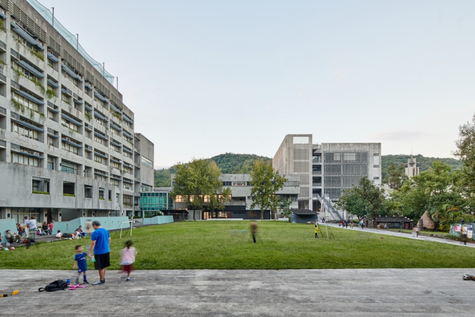 改造後的建築南面 實踐大學B棟建築改造／沈庭增