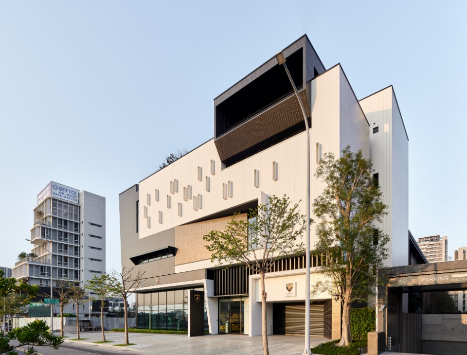 Lamborghini台中展示及維修中心位於台中市單元二重劃區,東臨25米益豐路四段,南向10米龍富十二街,西側與北側與鄰地相接,是一幢地上五層,地下兩層的超級跑車展示及維修服務中心