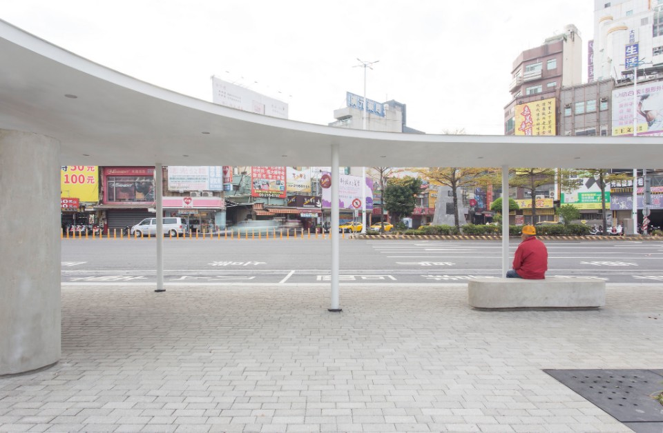 水平線下的等待空間 嘉義火車站前廣場改造／沈庭增