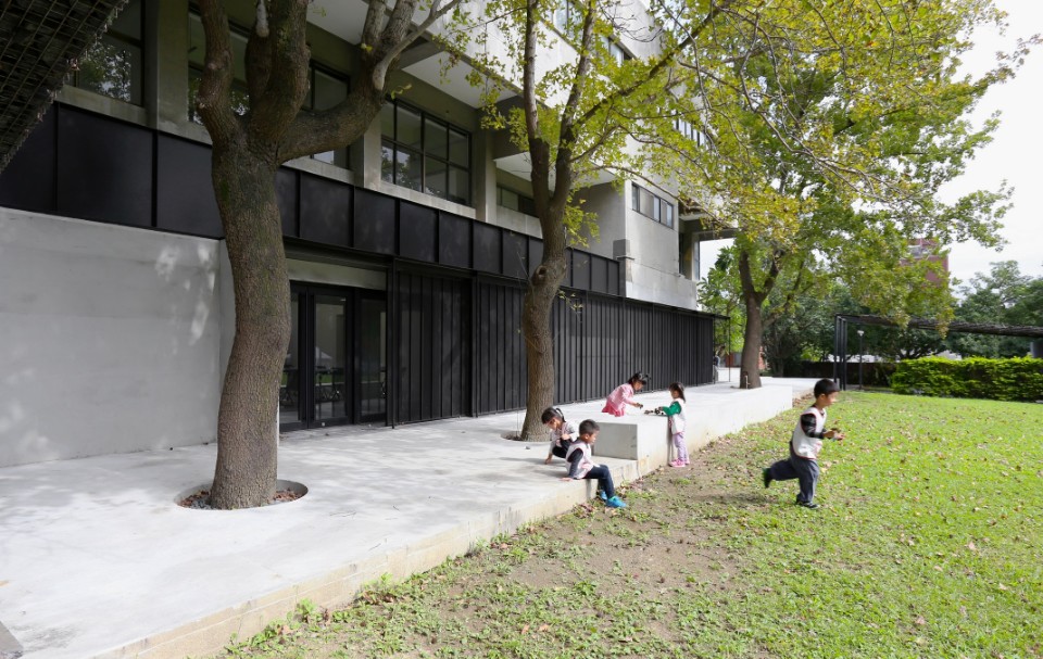 南側立面以及平台,重新延續了草原上的活動 實踐大學B棟建築改造/沈庭增