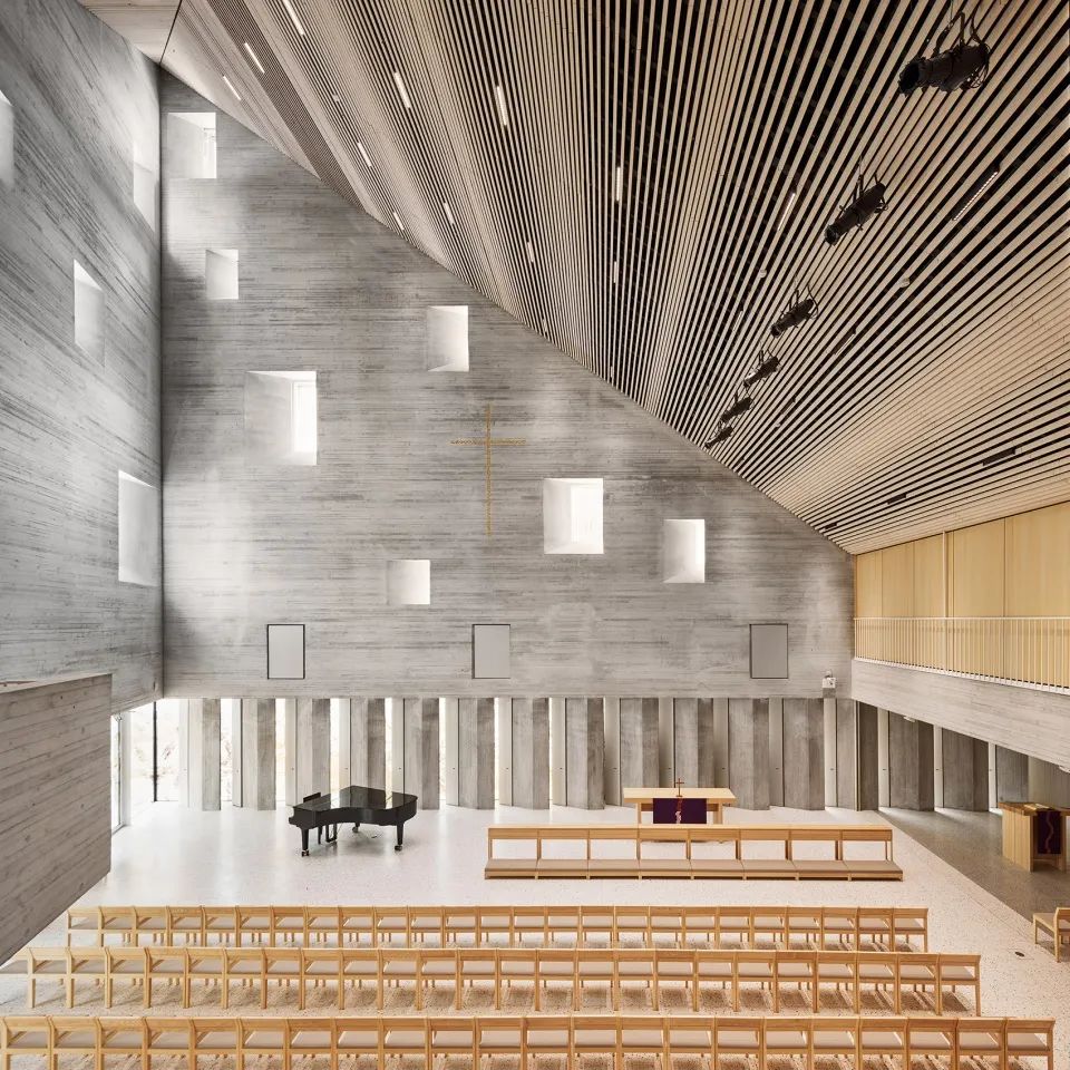 高聳的教堂空間 赫爾辛基教堂與集合住宅 Helsinki Tikkurila Church and Housing／OOPEAA