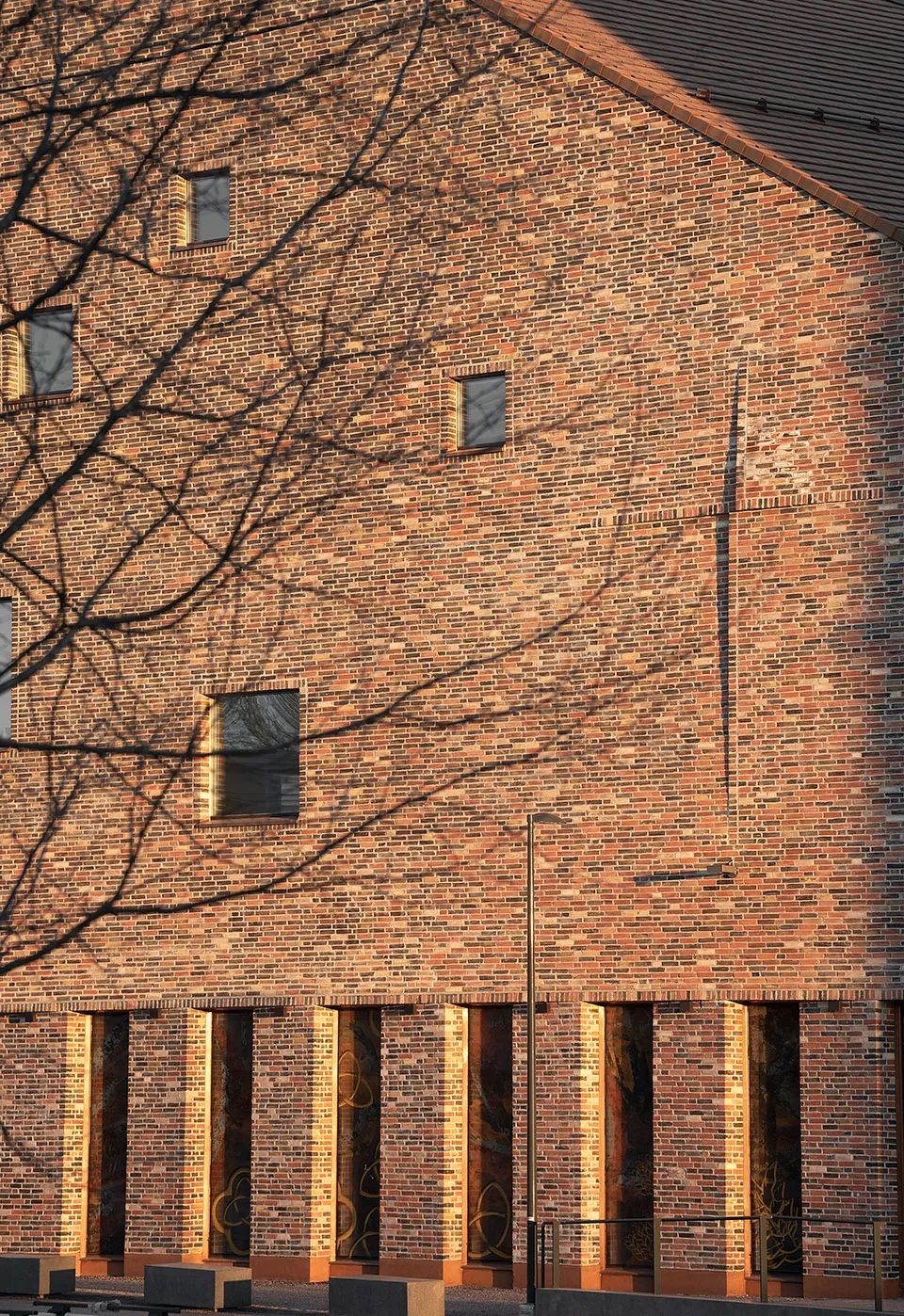 不同顏色磚塊組成立面 赫爾辛基教堂與集合住宅 Helsinki Tikkurila Church and Housing/OOPEAA