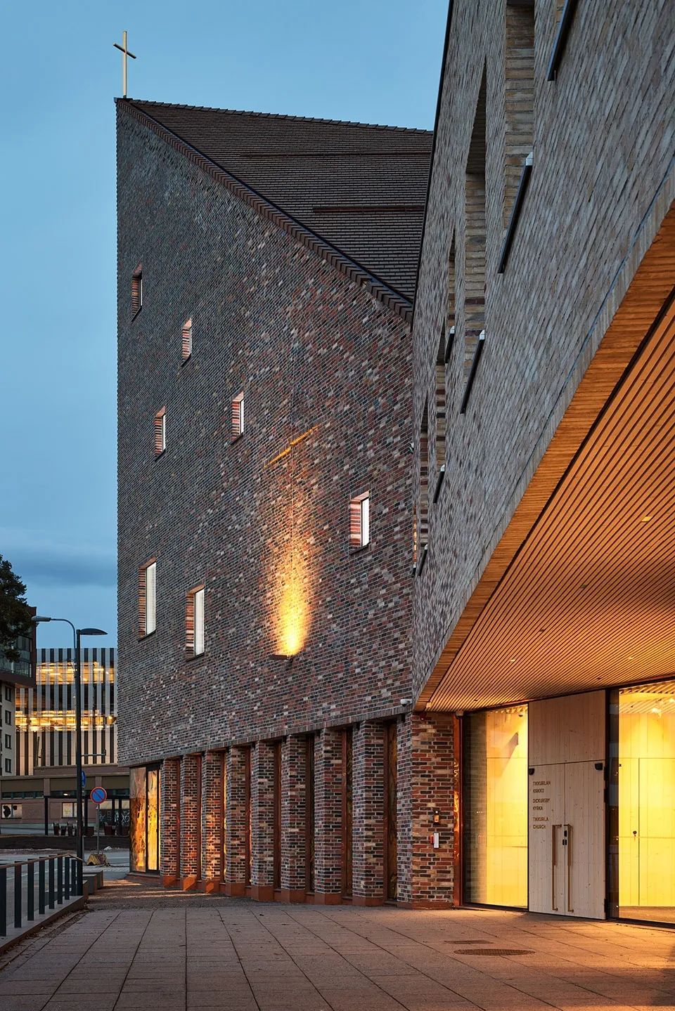 教堂夜間景觀外觀 赫爾辛基教堂與集合住宅 Helsinki Tikkurila Church and Housing/OOPEAA