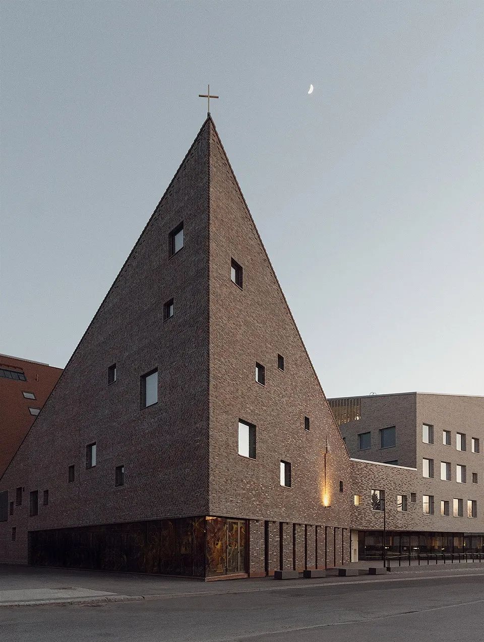 教堂夜間景觀外觀 赫爾辛基教堂與集合住宅 Helsinki Tikkurila Church and Housing／OOPEAA