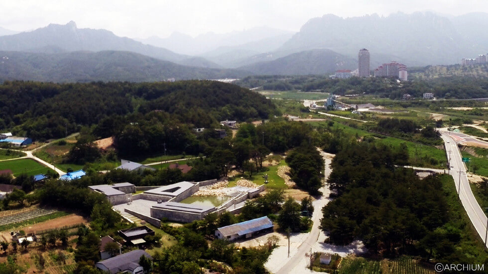 Bauzium基地座落在韓國東海岸瀕臨朝鮮邊境的高城郡，佔地面積4500平方公尺