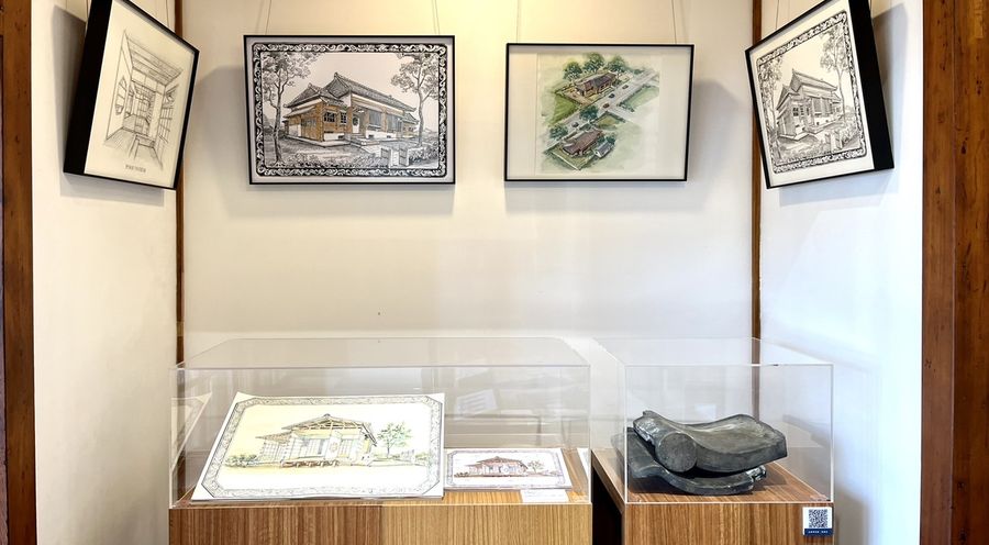 南大路警察宿舍開館首展邀請國寶級古蹟學者兼建築畫家李乾朗教授，展出超過30幅珍貴大型手稿並搭配互動體驗