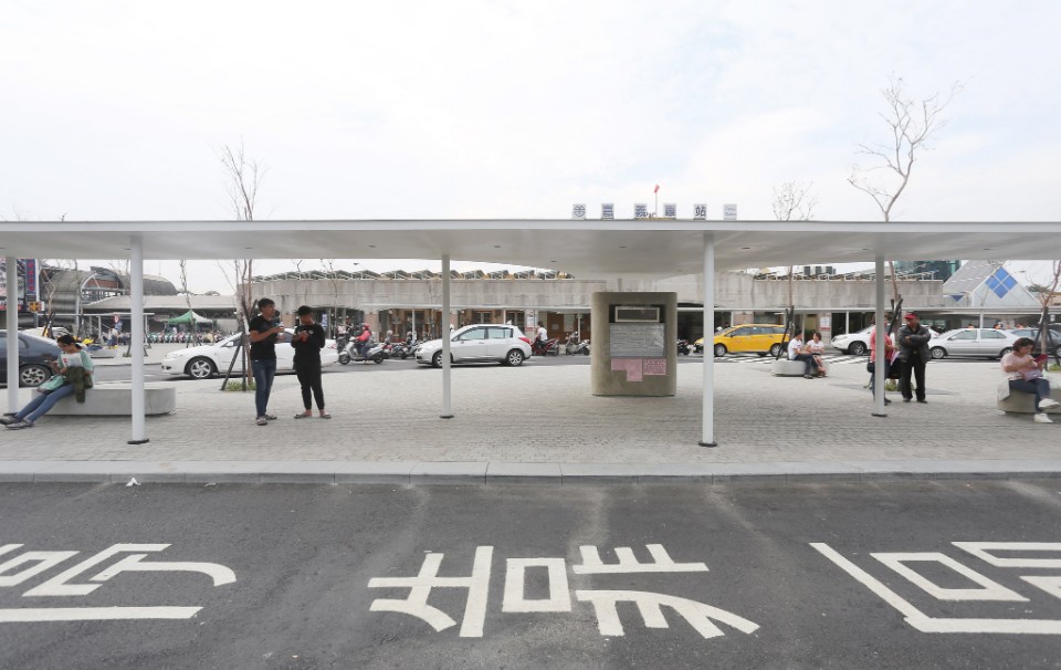 水平候車雨遮與車站 嘉義火車站前廣場改造/沈庭增