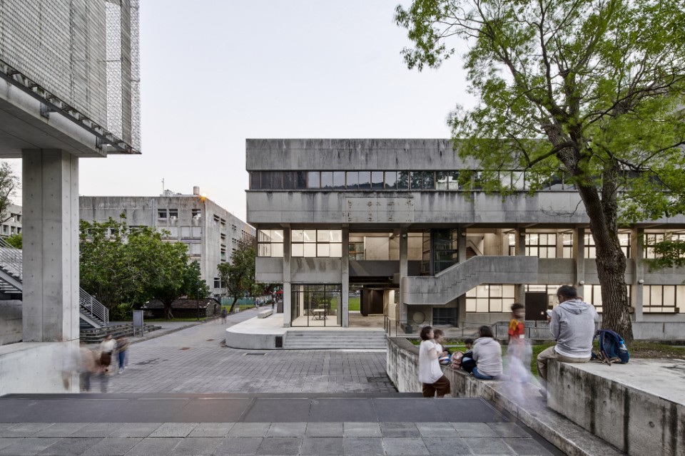 平台以及建築北側入口 實踐大學B棟建築改造／沈庭增