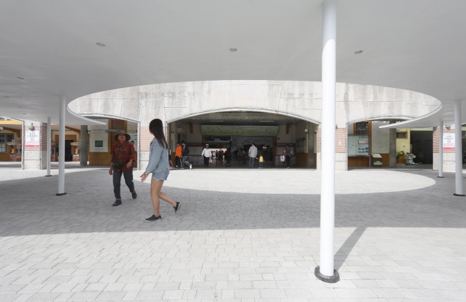 嘉義火車站前廣場曲線棚子的內與外