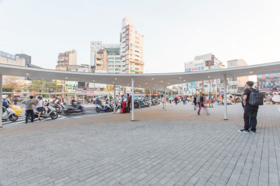 候車棚與新的城市天際線 嘉義火車站前廣場改造／沈庭增