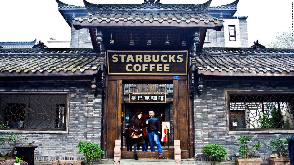 星巴克的拓店速度,曾被認為是咖啡文化和外資品牌在華發展的雙重成功。目前,星巴克在中國市場擁有超過5500家門市、超過6.6萬名員工。2021財年內,這家公司平均每天在中國開1.8家新店。