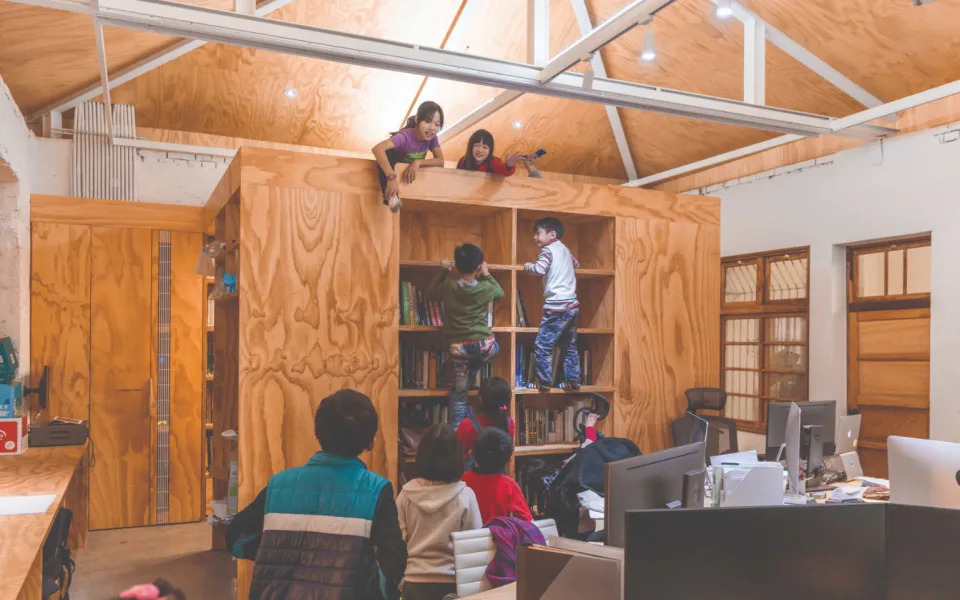 二樓書櫃是大人的靈感角落，下班後則是孩子遊戲的秘密基地。