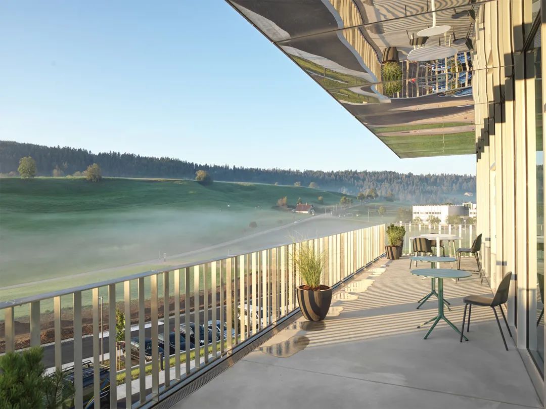 從露台望向周圍景觀，很難想像這是一座工廠 © Nicolas Delaroche