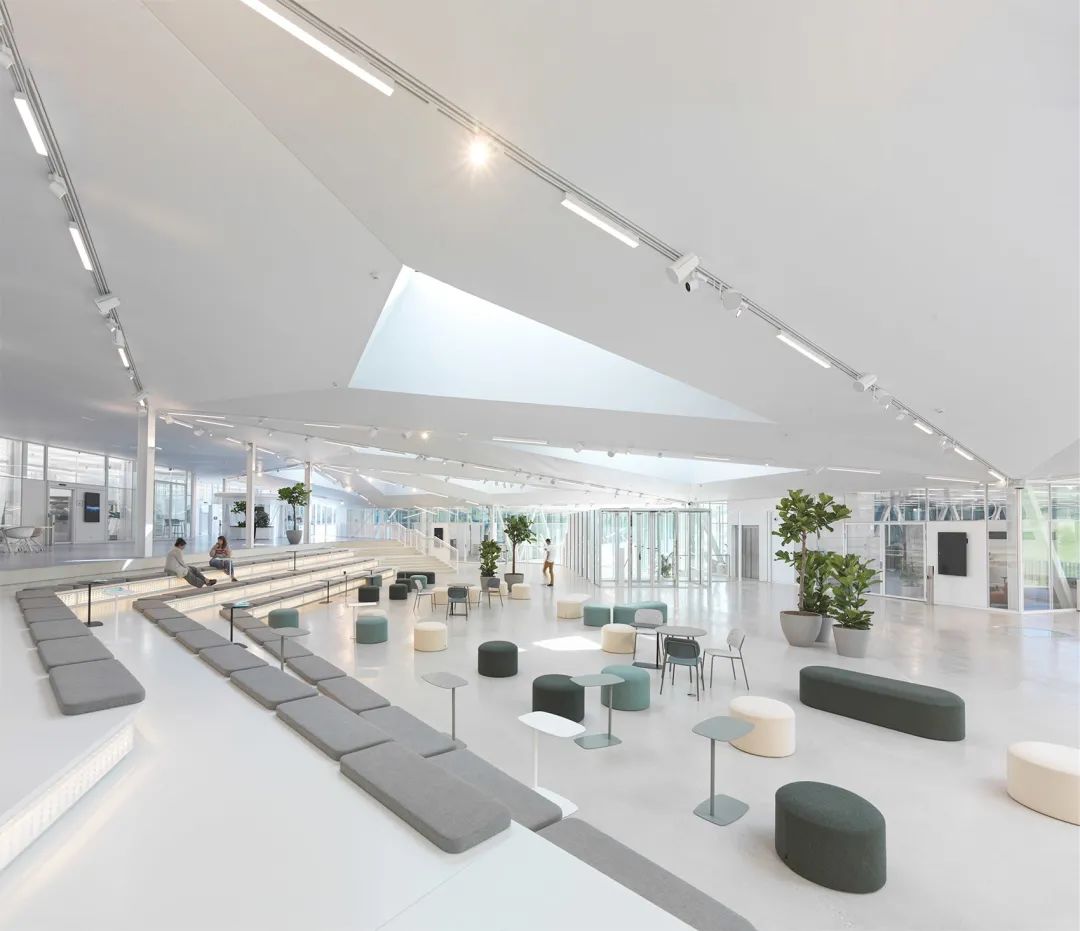 可用於非正式交流、研討會、協作創新和知識多元化的場所 © Nicolas Delaroche