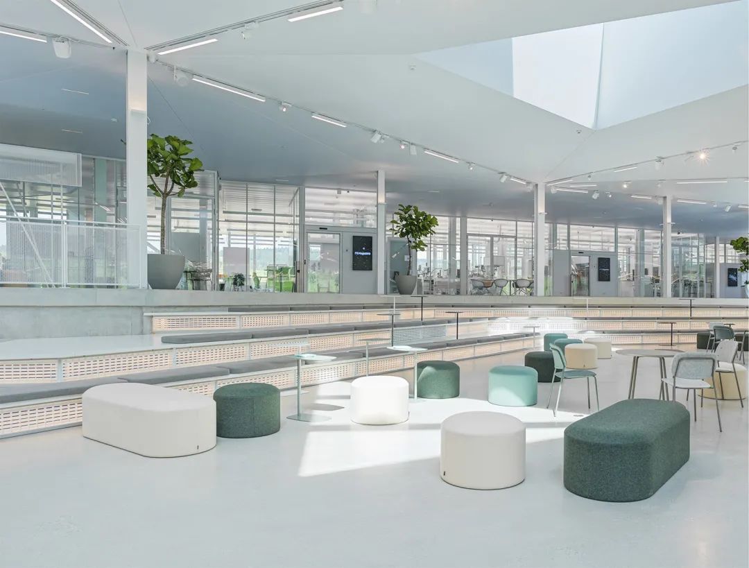 舒適的座位區沐浴在自然光之中 © Nicolas Delaroche