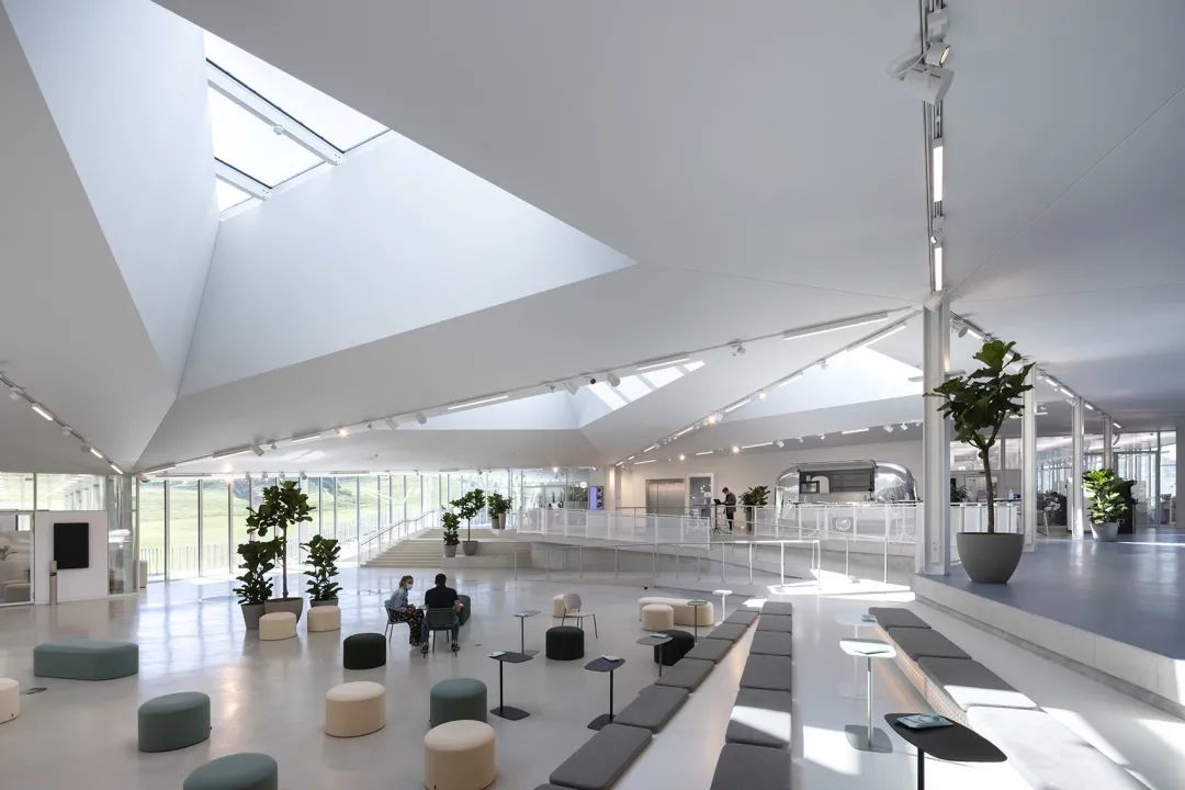 建築中央設有一個大型的會議空間，被使用者稱作「La Piazza」（大廣場）。這是一個可用於非正式交流、研討會、協作創新和知識多元化的場所