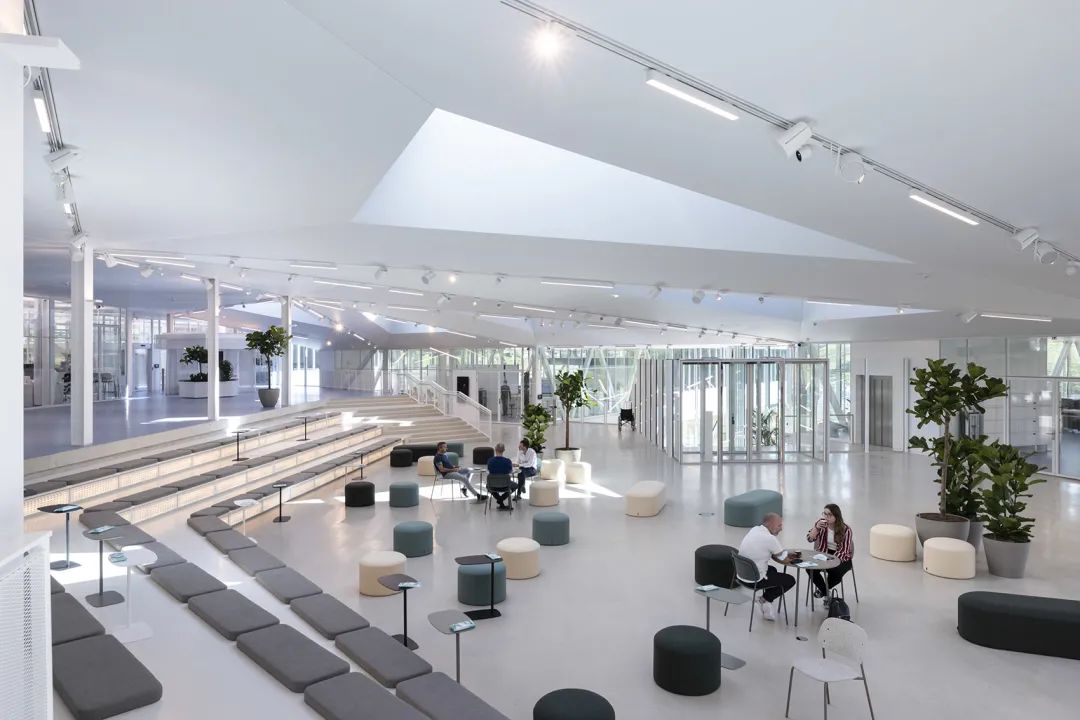 天窗為這片人們交流場域帶來動態光線 © Iwan Baan 建築中央大型會議空間「La Piazza」可用於非正式交流、研討會、協作創新和知識多元化的場所，鼓勵人的互動和技術的互聯，並且讓製錶師們展現其基於專業能力的辨識性