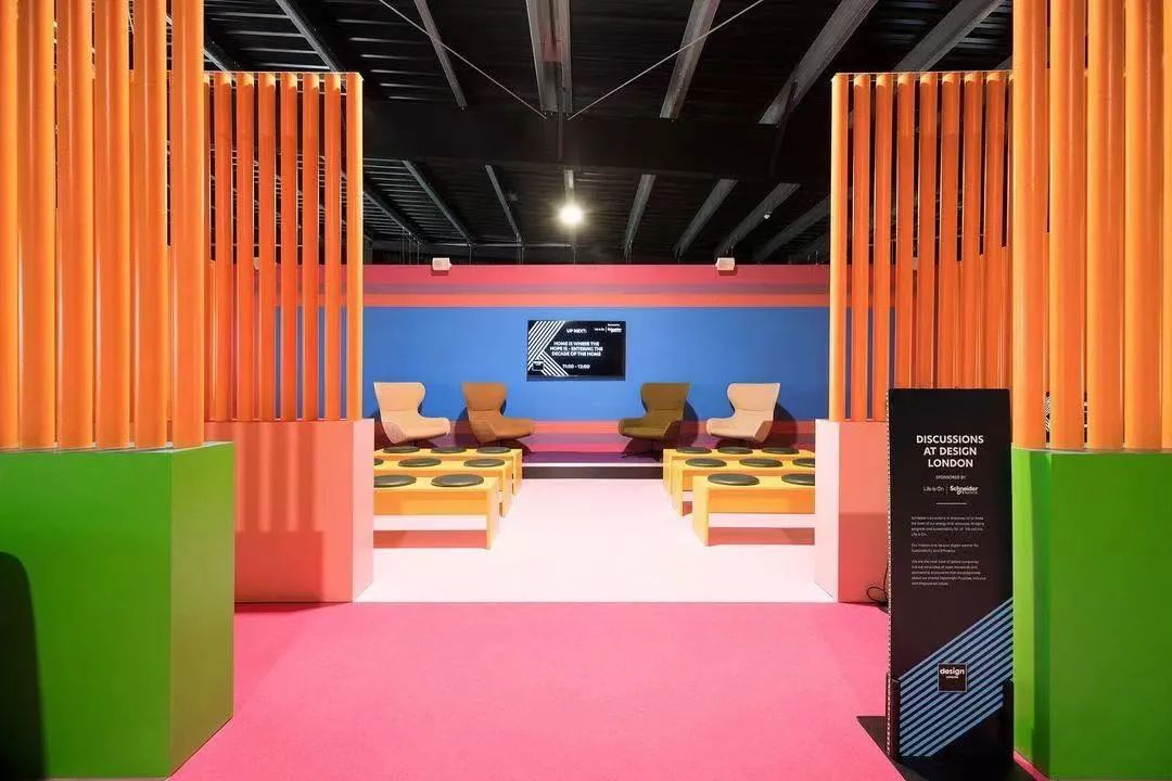 Yinka Ilori 為本屆設計節的 Design London設計了以「採取顏色達到透明」為主題的談話空間