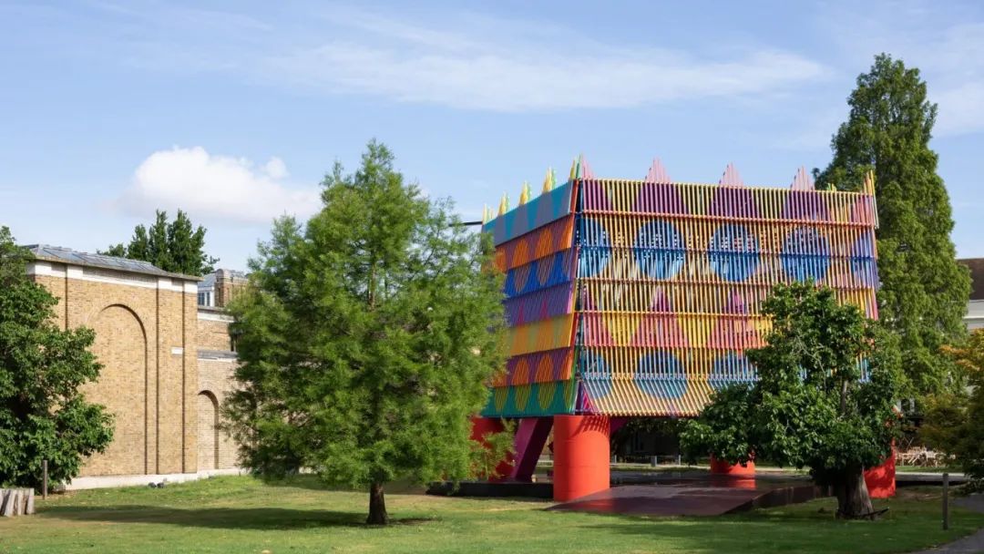 Yinka Ilori 與建築師事務所 Pricegore 共同設計的彩色宮殿Colour Palace